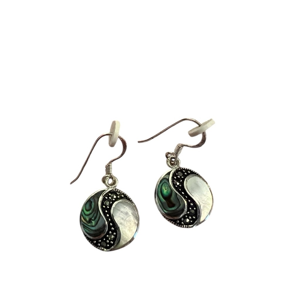 ☯️Women’s dangling silver w/green marble yin & yang earrings, preowned.